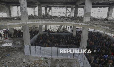 Warga Palestina melaksanakan Sholat Jumat pertama bulan suci Ramadan di Masjid Imam Shafii, yang rusak akibat serangan tentara Israel, di lingkungan Zeitoun, Kota Gaza, Jumat (7/3/2025). Warga Palestina di Gaza menggelar sholat jumat diantara reruntuhan masjid Imam Shafii pasca gencatan senjata dengan Israel. Meski penuh keterbatasan, warga tetap khusyuk menjalani ibadah sholat jumat pertama di bulan Ramadhan.