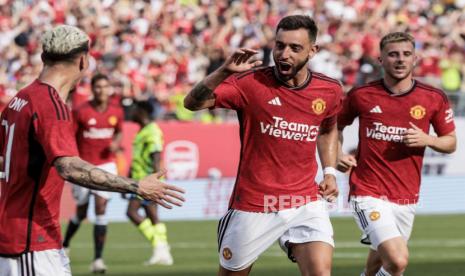 Kapten Manchester United Bruno Fernandes (tengah). 