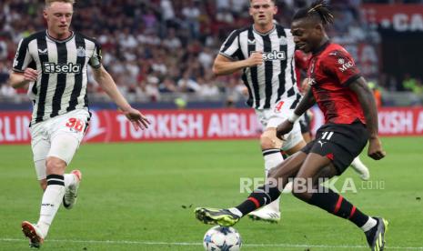 Aksi Rafael Leao (kanan) saat melawan Newcastle di Stadion San Siro, dalam duel yang berakhir pada Rabu (20/9/2023) dini hari WIB.