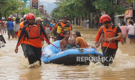 Tim SAR gabungan mengevakuasi lansia yang rumahnya terjebak banjir bandang di wilayah Kelurahan Kelutan, Kota Trenggalek, Jawa Timur, Selasa (18/10/2022). Banjir bandang dengan ketinggian air mencapai 175 centimeter tersebut menerjang sedikitnya enam kecamatan di daerah itu sehingga menyebabkan ribuan keluarga mengungsi. 