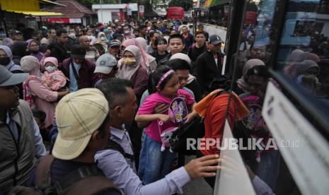 Masyarakat menaiki bus untuk mudik menjelang libur Idul Fitri di Terminal Bus Kalideres di Jakarta, Sabtu, (6/4/2024). Puncak arus balik libur Lebaran diprediksi terjadi pada Selasa (16/4/2024).