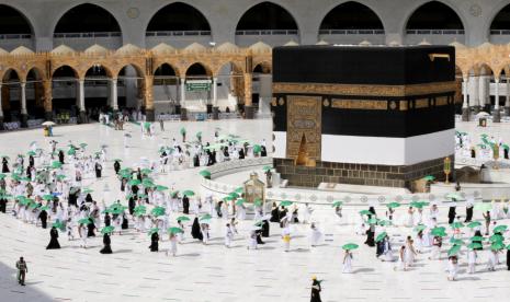 Jamaah haji melakukan tawaf. Calon Jamaah Bangladesh yang Batal Naik Haji Bisa Cairkan Dana