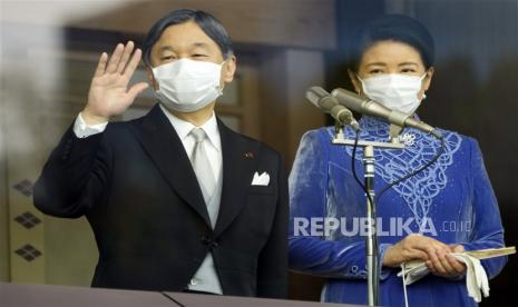 Kaisar Jepang Naruhito (kiri) dan Permaisuri Masako (kanan) mendarat di Bandara Internasional Soekarno Hatta, Tangerang, Banten, pada Sabtu (17/6/2023) sore, sekitar pukul 16.20 WIB..