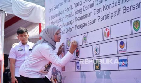 Bupati Indramayu, Nina Agustina, saat penandatanganan deklarasi pemilu damai dan berintegritas, dalam Apel Siaga dalam Rangka Persiapan Pengawasan Masa Tenang, Pengawasan Pemungutan dan Penghitungan Suara Pemilu Tahun 2024, yang digelar Bawaslu Kabupaten Indramayu, di halaman parkir Stadion Tridaya, Rabu (7/2/2024). (