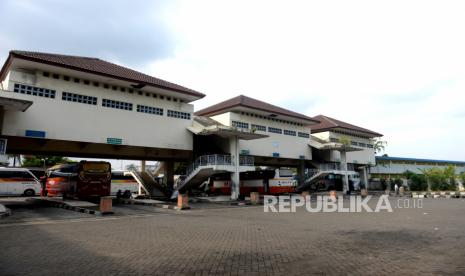 Bus antarprovinsi menunggu penumpang di Terminal Bus Giwangan, Yogyakarta, Rabu (5/5). Hari terakhir sebelum pelarangan mudik oleh Pemerintah Terminal Bus Giwangan lengang. Tidak ada lonjakan penumpang bus antarprovinsi.