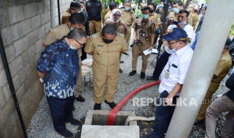 Wali Kota Bandung Oded M Danial dan Wakil Wali Kota Bandung Yana Mulyana meninjau uji coba kapasitas Sumur Imbuhan Dalam, di komplek Rusunawa Cingised, Kota Bandung, Senin (16/11). Sumur Imbuhan Dalam adalah lubang di tanah yang dimaksudkan untuk menampung air seperti air hujan. Sumur tersebut diharapkan bisa menjadi salah satu solusi untuk menangani banjir di Kota Bandung. Jika efektif, pemkot akan memperbanyak sumur resapan tersebut.