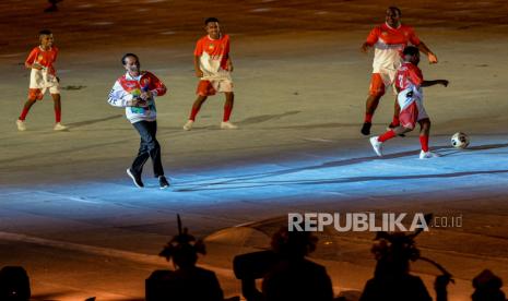 Presiden Republik Indonesia Joko Widodo bermain bola saat pembukaan PON XX Papua di Stadion Lukas Enembe, Kabupaten Jayapura, Papua, Sabtu (2/10).