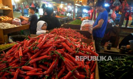 Warga berbelanja kebutuhan pokok, di Pasar Senen, Jakarta, Senin (5/9/2022). Menurut pedagang setempat kenaikan harga Bahan Bakar Minyak (BBM) mengakibatkan ongkos kirim berbagai kebutuhan pokok mengalami kenaikan, Namun para pedagang mengaku belum menaikan harga bahan pokok dan sayuran atau saat ini harga masih dalam kondisi normal/stabil. Prayogi/Republika.