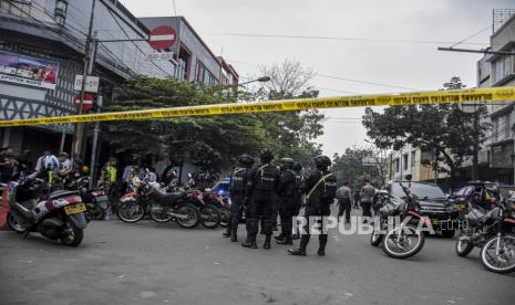 Petugas kepolisian berjaga di dekat lokasi terjadinya ledakan yang diduga bom bunuh diri di area Polsek Astana Anyar, Jalan Astana Anyar, Kota Bandung, Rabu (7/12/2022). Kabid Humas Polda Jabar Kombes Pol Ibrahim Tompo mengatakan, jumlah korban dalam peristiwa tersebut sebanyak 10 orang, dengan rincian 1 pelaku meninggal, 1 polisi meninggal, 4 orang luka ringan dan 4 orang luka berat. Republika/Abdan Syakura