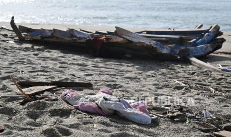  Potongan kayu dan puing lainnya hanyut di pantai, tiga hari setelah perahu migran tenggelam di lepas pantai, di Steccato di Cutro, Provinsi Crotone, Italia selatan,  Rabu (1/3/2023). Korban tewas akibat kapal karam di lepas pantai Calabria di selatan Italia naik menjadi 67 pada 01 Maret 2023, sementara tiga pria ditahan karena dituduh melakukan perdagangan manusia, kata pejabat Italia. Sebuah perahu yang membawa para migran tenggelam di laut lepas di dekat pantai Calabria pada 26 Februari.