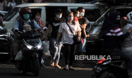 Sejumlah warga berjalan di kawasan Niaga 45, Manado, Sulawesi Utara. Akumulasi warga Sulawesi Utara (Sulut) yang telah dinyatakan sembuh dari COVID-19 terus meningkat menjadi 15.242 orang setelah mendapatkan layanan kesehatan.