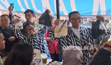 Capres-cawapres nomor urut 01 Anies Baswedan-Muhaimin Iskandar AMIN saat war takjil di bazar takjil Benhil, Jakarta Pusat, Rabu (20/3/2024). 