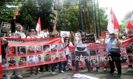 Pengunjuk rasa Iran meneriakkan slogan-slogan selama rapat umum menyerukan kebebasan perempuan Iran, di depan kedutaan besar Iran di Jakarta, Indonesia, 18 Oktober 2022. Puluhan organisasi sosial Iran dan beberapa ambil bagian dalam protes terhadap pemerintah Iran menuntut penghentian kekerasan terhadap rakyat dan menyerukan kebebasan bagi perempuan Iran.