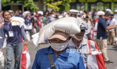 Warga penerima manfaat mendapatkan 10 kilogram beras penyaluran bantuan pangan Cadangan Beras Pemerintah (CBP) di Gudang Bulog Klahang, Banyumas, Jateng, Rabu (3/1/2024). Presiden Joko Widodo melakukan pengecekan untuk memastikan bantuan pangan Cadangan Beras Pemerintah (CBP), sejumlah 10 kilogram untuk setiap penerima manfaat telah tersalurkan untuk Januari, dan akan dilanjutkan lagi pada bulan Februari dan Maret. 