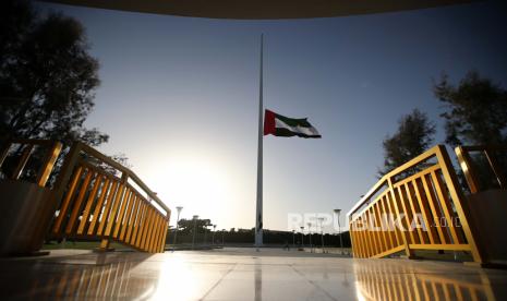  Bendera UEA berkibar setengah tiang di Museum Etihad (Union) saat berkabung resmi 40 hari diumumkan setelah kematian Presiden Uni Emirat Arab Sheikh Khalifa Bin Zayed Al Nahyan, di Dubai, UEA, 13 Mei 2022. Menurut Kantor berita negara Emirates WAM pada 13 Mei 2022 Presiden Uni Emirat Arab Sheikh Khalifa Bin Zayed Al Nahyan telah meninggal pada usia 73 tahun. Sholat Gaib untuk Presiden UEA Digelar di Masjidil Haram dan Masjid Nabawi