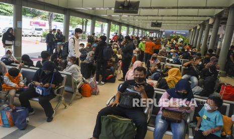 Calon penumpang kereta api memadati Stasiun Pasar Senen, di Jakarta, Jumat (29/4/2022). Berdasarkan data hari ini, puncak arus mudik Lebaran 2022 menggunakan kereta api diprediksi terjadi pada H-2 atau Sabtu (30/4). Pada saat itu, KAI akan melayani sebanyak 110.042 pelanggan KA Jarak Jauh dengan okupansi kereta mencapai 91 persen, untuk keberangkatan ke berbagai daerah di Jawa Tengah dan Jawa Timur. 