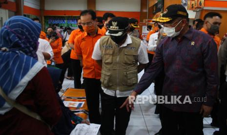 Menko PMK Muhadjir Effendy (kanan) didampingi Wali Kota Malang Sutiaji (kedua kanan) berbincang dengan penerima Bantuan Sosial  Tunai (BST) COVID-19 di Kantor Pos Indonesia, Malang, Jawa Timur, Rabu (3/6/2020). Menko PMK mengungkapkan rencana pemerintah untuk memperpanjang pencairan BST COVID-19 hingga bulan Desember 2020