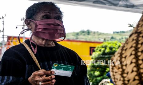 Seorang mama menggunakan masker di Kantor BPJS Kesehatan. Juru Bicara Tim Gugus Tugas Penanganan COVID-19 Kabupaten Mimika, Papua Reynold Ubra di Timika, Kamis, mengatakan terdapat penambahan tiga pasien sembuh dari COVID-19 di Mimika yaitu dua orang dari RS Tembagapura dan satu orang dari RSUD Mimika sehingga total mencapai 500 orang yang sembuh.