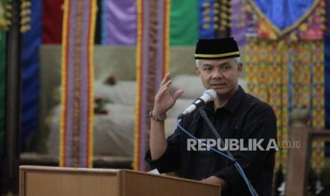 Calon Presiden nomor urut tiga Ganjar Pranowo menyampaikan sambutan di Kesultanan Kutai Kartanegara, Kalimantan Timur, Rabu (6/12/2023). Ganjar ikut menanggapi polemik politik dinasti Yogyakarta.