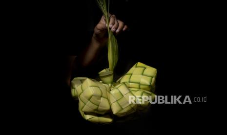 Seorang anak membawa kulit ketupat di Gang Blok Kupat, Babakan Ciparay, Kota Bandung, Kamis (28/4/2022). Menjelang Hari Raya Idul Fitri 1443 Hijriah, permintaan kulit ketupat yang dijual dengan harga Rp10 ribu hingga Rp15 ribu per 10 buahnya tersebut mengalami peningkatan hingga 30 persen dibandingkan Idul Fitri tahun lalu. Foto: Republika/Abdan Syakura