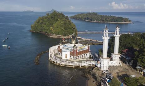 Foto udara Masjid Terapung Samudera Ilahi di Pantai Carocok, Kabupaten Pesisir Selatan, Sumatra Barat, Kamis (29/6/2023). 