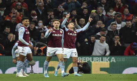 Pemain Aston Villa Philippe Coutinho, kanan, merayakan setelah mencetak gol pembuka timnya selama pertandingan sepak bola Liga Premier Inggris antara Aston Villa dan Leeds United di Villa Park di Birmingham, Inggris, Rabu, 9 Februari 2022.