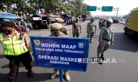 Petiugas gabungan TNI, Polri dan Satpol PP melakukan razia masker gabungan di Simpang Ciawi, Kabupaten Bogor, Jawa Barat, Kamis (10/9/2020). Bogor, Depok, dan Bekasi (Bodebek) belum akan ikuti langkah DKI Jakarta terapkan PSBB ketat.