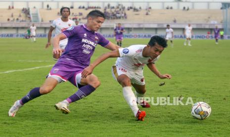 Pesepak bola Persita Tangerang Fergonzi (kiri) berebut bola dengan pesepak bola PSM Makasar Akbar Tanjung (kanan) pada lanjutan BRI Liga 1 2022/2023 di Stadion Indomilk Arena, Tangerang, Banten, Senin (13/3/2023). Dalam pertandingan tersebut Persita Tangerang ditahan imbang dengan PSM Makasar dengan skor 0 - 0.  