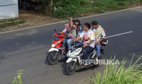 Sejumlah pelajar melakukan konvoi bermotor (ilustrasi)