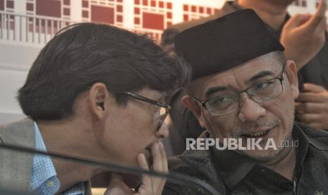 Ketua KPU Hasyim Asyari berbincang bersama Anggota KPU  August Mellaz saat memberikan keterangan pers terkait persiapan debat Pemilu 2024 di Gedung KPU, Jakarta, Jumat (5/1/2024). Komisi Pemilihan Umum (KPU) akan menggelar debat ketiga Pilpres 2024 dimana merupakan  debat kedua antar capres yang akan digelar di Istora Senayan, Jakarta , Ahad (7/1/2024) malam. Debat tersebut mengangkat tema pertahanan, keamanan, hubungan internasional, globalisasi, geopolitik, dan politik luar negeri.