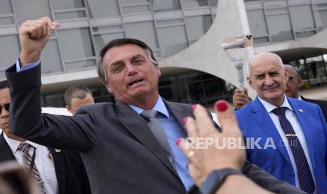 Presiden Brasil Jair Bolsonaro berbicara kepada para pendukungnya di luar istana kepresidenan Planalto di Brasilia, Brasil, Senin, 6 September 2021.