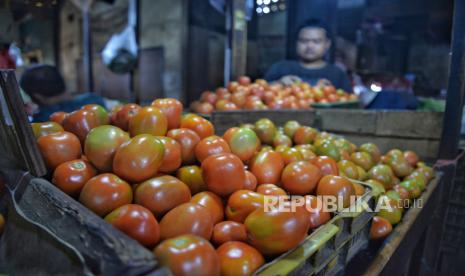 Tomat adalah sumber likopen yang baik. Likopen dapat mengurangi risiko kanker prostat dengan mencegah perkembangan tumor.