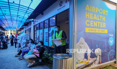 Petugas melayani calon penumpang pesawat saat mengikuti tes cepat antigen Covid-19 di area Terminal 3 Bandara Soekarno-Hatta, Tangerang, Banten, akhir pekan lalu. PT Angkasa Pura II memprediksi, puncak mudik Nataru di Bandara Soekarno-Hatta berlangsung hari ini hingga esok.