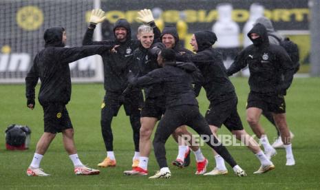 Para pemain Borusia Dortmund berlatih jelang menjamu Atletico Madrid, Selasa (16/4/2024). 