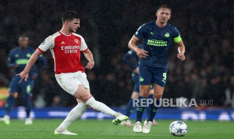 Declan Rice (kiri) saat membela Arsenal.