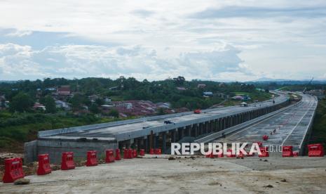 Suasana pengerjaan proyek pembangunan jalan tol IKN Seksi 3A Karangjoang-KKT Kariangau di Balikpapan, Kalimantan Timur, Senin (27/1/2025). Otorita Ibu Kota Nusantara (IKN) menyatakan bahwa progres pembangunan jalan tol sepanjang 13,4 kilometer itu mencapai sekitar 90 persen yang nantinya akan menghemat waktu tempuh dari Balikpapan menuju Kawasan Inti Pusat Pemerintahan (KIPP) IKN diperkirakan dalam waktu 45 menit sedangkan sebelumnya ditempuh dalam dua jam. 