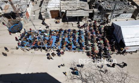  Sholat Jumat pertama di bulan Ramadhan berlangsung di masjid yang rusak akibat serangan Israel di Rafah, selatan Jalur Gaza, 15 Maret 2024.