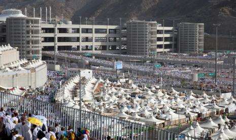 Tahukah Anda? Jembatan Jamarat Tampung 600 Ribu Orang/Jam. Jamaah haji tiba untuk melemparkan kerikil sebagai bagian dari simbol al-Aqabah (rajam setan) di Jembatan Jamarat selama ziarah haji di dekat Mekah, Arab Saudi, 11 Agustus 2019.