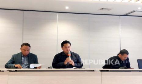 Ketum PSSI Erick Thohir (tengah) dalam konferensi pers PT Garuda Sepakbola Indonesia di Jakarta, Jumat (23/6/2023).  