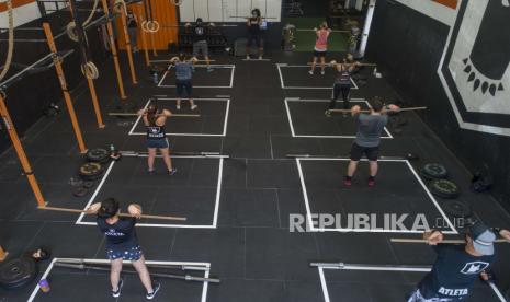 Orang-orang berolahraga di dalam gimnasium dengan lantai yang ditandai untuk menjaga jarak sosial di tengah pandemi COVID-19 di Sao Paulo, Brasil. Para ilmuwan di seluruh dunia mewaspadai bentuk mutasi baru virus corona, termasuk varian dari Brasil.