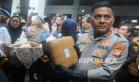 Kapolda Metro Jaya Irjen Pol Karyoto memperlihatkan barang bukti narkoba saat pemusnahan dan pengungkapan kasus narkotika di Mapolda Metro Jaya, Jakarta, Selasa (27/6/2023). Ditresnarkoba Polda Metro Jaya beserta jajaran Polres mengungkap 23 kasus narkoba serta menetapkan 30 orang sebagai tersangka dengan barang bukti berupa sabu 34,51 kilogram, ganja 64,55 kilogram, ekstasi 23.594 butir, PCC 1.237.000 butir, baya 8.896.250 butir, tembakau sintetis 12,95 kilogram dan bibit sintetis 1,02 kilogram.