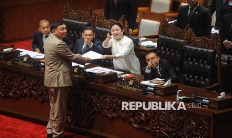 Menhan Sjafrie Sjamsoeddin memberikan pandangan akhir pemerintah kepada Ketua DPR Puan Maharani saat Rapat Paripurna Ke-15 Masa Persidangan II Tahun Sidang 2024-2025 di Kompleks Parlemen, Senayan, Jakarta, Kamis (20/3/2025). Melalui rapat paripurna tersebut DPR resmi mengesahkan Revisi Undang-Undang (UU) Nomor 34 Tahun 2004 tentang Tentara Nasional Indonesia (TNI) menjadi Undang-Undang.