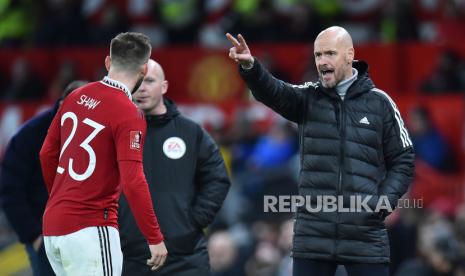 Manajer Manchester United Erik ten Hag (Kanan) berteriak kepada pemain Manchester United Luke Shaw (Kiri) selama pertandingan putaran ketiga Piala FA antara Manchester United dan Everton di Manchester, Inggris, (06 Januari 2023).