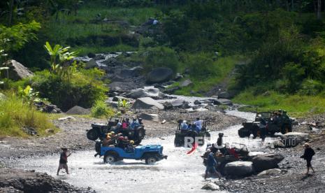 Wisatawan mengikuti trip wisata lava tour Merapi di kawasan Kali Kuning, Sleman, Yogyakarta, Jumat (30/6/2023). Tour de Merapi 2023 ditargetkan diikuti 300 sepeda motor.