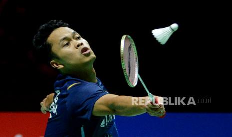 Pebulu tangkis tunggal putra Indonesia Anthony Ginting mengembalikan kok ke arah tunggal putra China Li Shi Feng dalam babak semifinal.