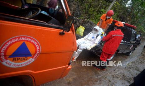 Tim Reaksi Cepat (TRC) BPBD Gunungkidul mengisi ulang cairan untuk penyemprotan dekontaminasi bakteri aktraks di Dusun Jati, Semanu, Gunungkidul, Yogyakarta, Jumat (7/7/2023). Penyemprotan ini dilakukan untuk memutus rantai penularan penyakit antraks. Menurut Kemenkes, kasus antraks di Dusun Jati sudah bisa masuk kategori kejadian luar biasa (KLB). Karena sudah ada satu kematian suspek antraks, tetapi kewenangan KLB ada di Pemkab Gunungkidul.