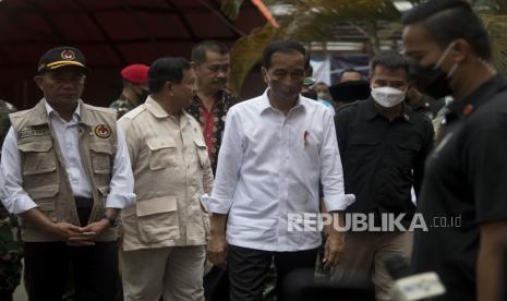 Presiden Joko Widodo (tengah) didampingi Menko PMK Muhadjir Effendi (kiri) dan Menhan Prabowo Subianto (kedua kiri) meninjau korban gempa bumi magnitudo 5,6 yang masih dirawat di RSUD Sayang, Kabupaten Cianjur, Jawa Barat, Kamis (24/11/2022). Selain mengunjungi RSUD Sayang, Presiden juga mendatangi sejumlah lokasi terdampak bencana untuk memantu progres tanggap darurat pascagempa bumi di Kabupaten Cianjur pada Senin 21 November 2021. 