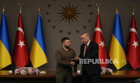 Presiden Volodymyr Zelenskiy pada Sabtu (8/7/2023) menjemput lima mantan komandan garnisun Ukraina di Mariupol, yang ditahan di Turki.