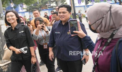 Menteri BUMN Erick Thohir berjalan kaki dari BSI Tower ke Kantor Kementerian BUMN, Jakarta, Kamis (9/11/2023).