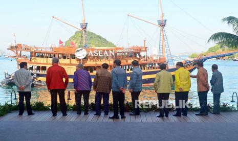 Presiden Jokowi dan para pemimpin negara ASEAN mengenakan baju tenun songke Manggarai di KTT ke-42 ASEAN, Labuan Bajo, Kamis (11/5).